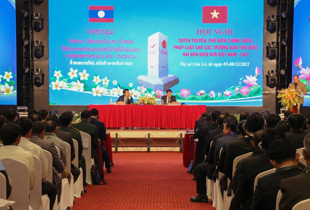 Quang cảnh Hội nghị tuyên truyền, phổ biến chính sách, pháp luật cho các trưởng bản tiêu biểu hai bên biên giới Việt Nam – Lào.