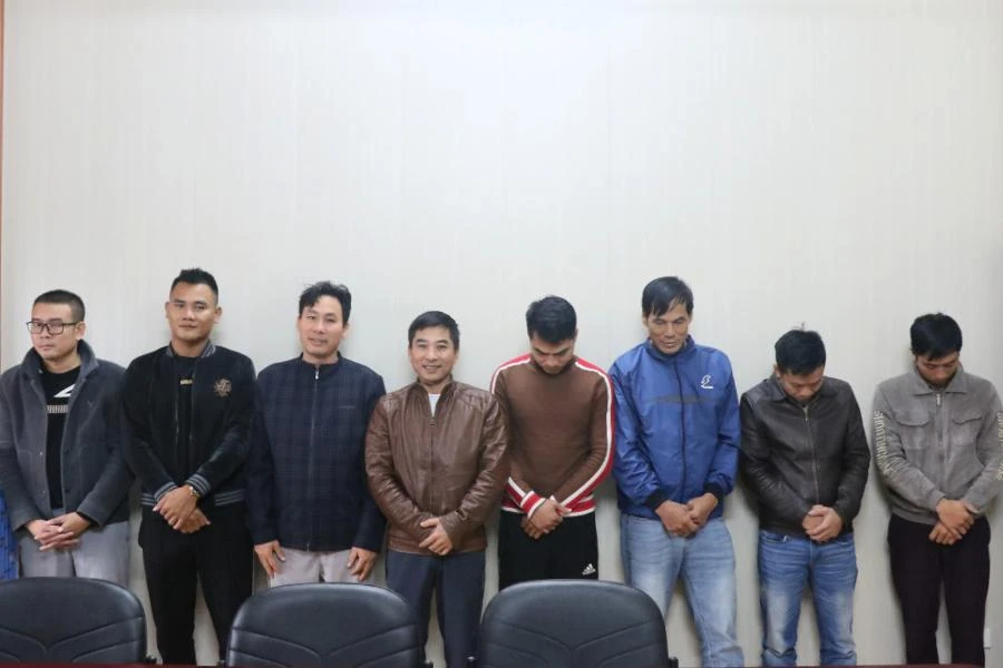 Tám người bị bắt giữ tại cơ quan công an. Ảnh: CA.