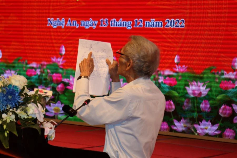 Ông Trương Đình Tuyển, nguyên Bộ trưởng Bộ Thương mại, nguyên Bí thư Tỉnh ủy Nghệ An phát biểu, đưa hình vẽ về thể chế và môi trường kinh doanh tại buổi Tọa đàm.