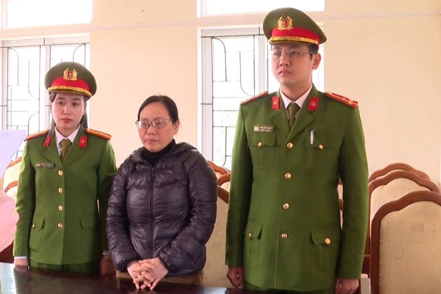 Bị can Hoàng Thị Liêu (đứng giữa). Ảnh: CA