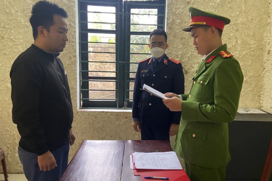 Công an tống đạt quyết định khởi tố tài xế Nguyễn Văn Khải. Ảnh: CA