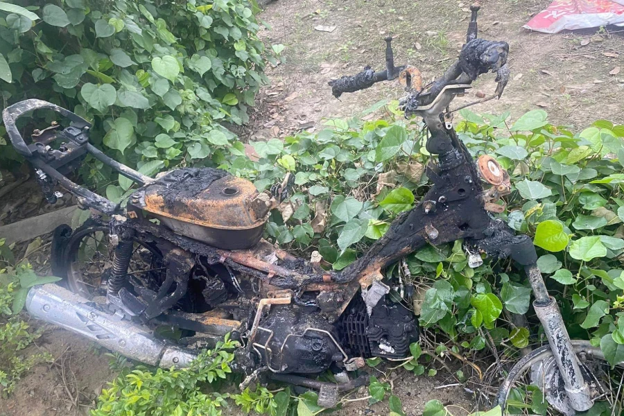 Chiếc xe bị đốt.