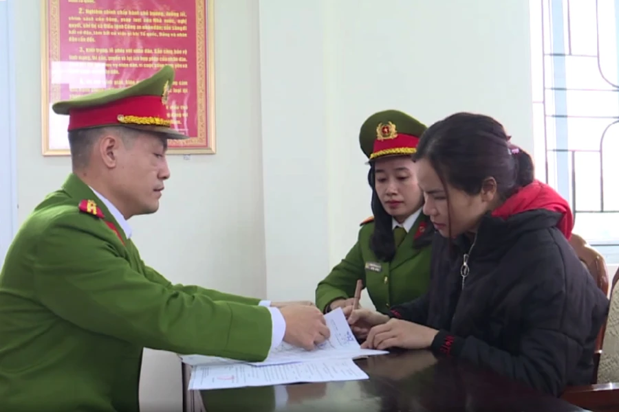 Bị can Lại Thị Mận tại cơ quan công an.