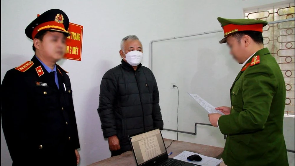 Cơ quan công an tống đạt các quyết định đối với Phan Văn Nhâm. Ảnh: CA.