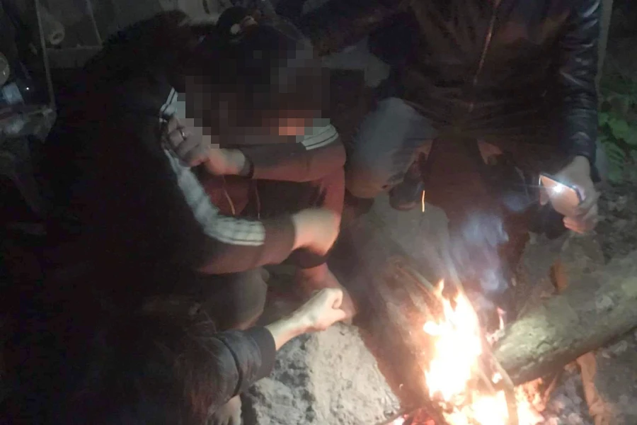 Lực lượng chức năng và người dân đốt củi trong đêm lạnh để chị H tỉnh trở lại.