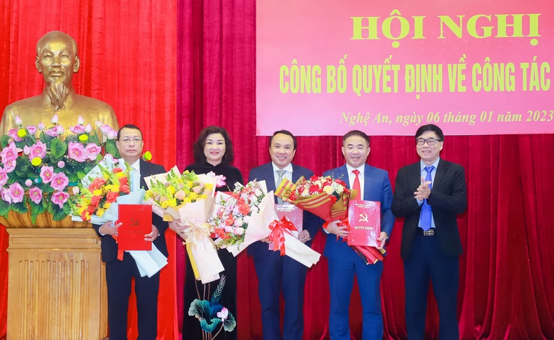 Ông Nguyễn Văn Thông- Phó Bí thư Thường trực Tỉnh ủy Nghệ An (ngoài cùng bên phải) chúc mừng các ông Nguyễn Xuân Đức, ông Dương Đình Chỉnh, bà Nguyễn Thị Hồng Hoa, ông Phạm Hồng Quang (từ trái qua). Ảnh: NTV.