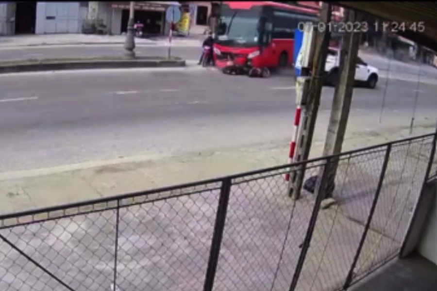 Và chiếc xe khách bẻ lái sang trái để tránh đâm người đi xe máy (mặc áo màu trắng) nhưng lại tông trúng hai xe máy đang dừng xe quan sát để qua đường.