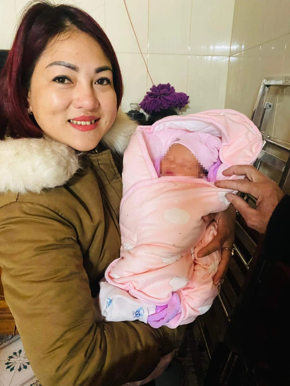 Bé gái bị bỏ rơi đang được người dân ở thị trấn Xuân An cưu mang.