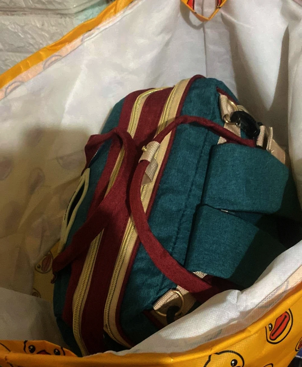 Chiếc túi đựng đồ trẻ sơ sinh bỏ rơi cùng bé gái.