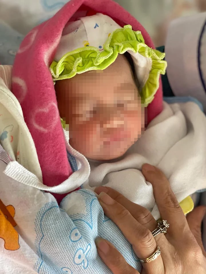 Bé sơ sinh bị bỏ rơi trên địa bàn xã Sơn Tây đang được cưu mang, chăm sóc.