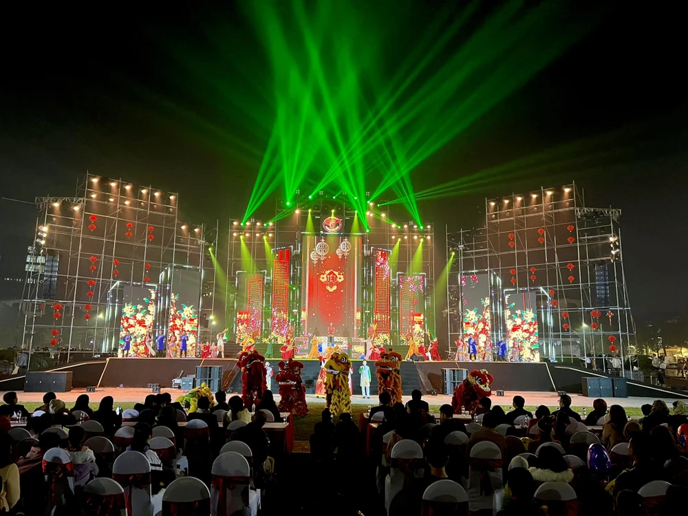 Rất đông người dân xem chương trình nghệ thuật với chủ đề: “Giao thừa hoan ca cùng đất nước” ở Quảng trường Hồ Chí Minh. Ảnh: LÊ TRỌNG.