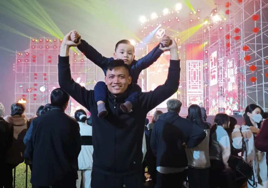 Người dân vui mừng đón chào năm mới 2023 ở Quảng Trường Hồ Chí Minh (TP Vinh, Nghệ An). Ảnh: HOÀNG LONG.