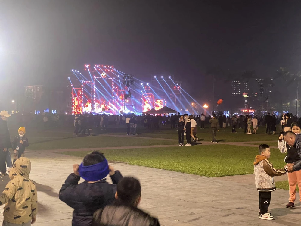 Người dân chờ xem bắn pháo hoa ở Quảng trường Hồ Chí Minh. Ảnh: AN DƯƠNG.