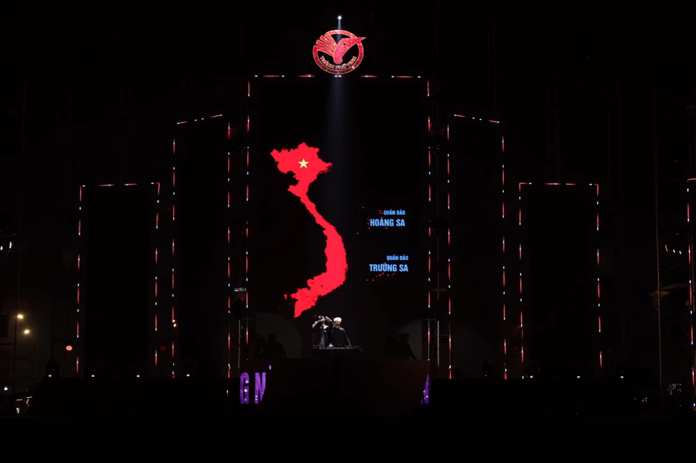 Hình ảnh trên sân khấu Đêm hội Giao thừa Xuân Quý Mão 2023 được UBND TP Vinh tổ chức.