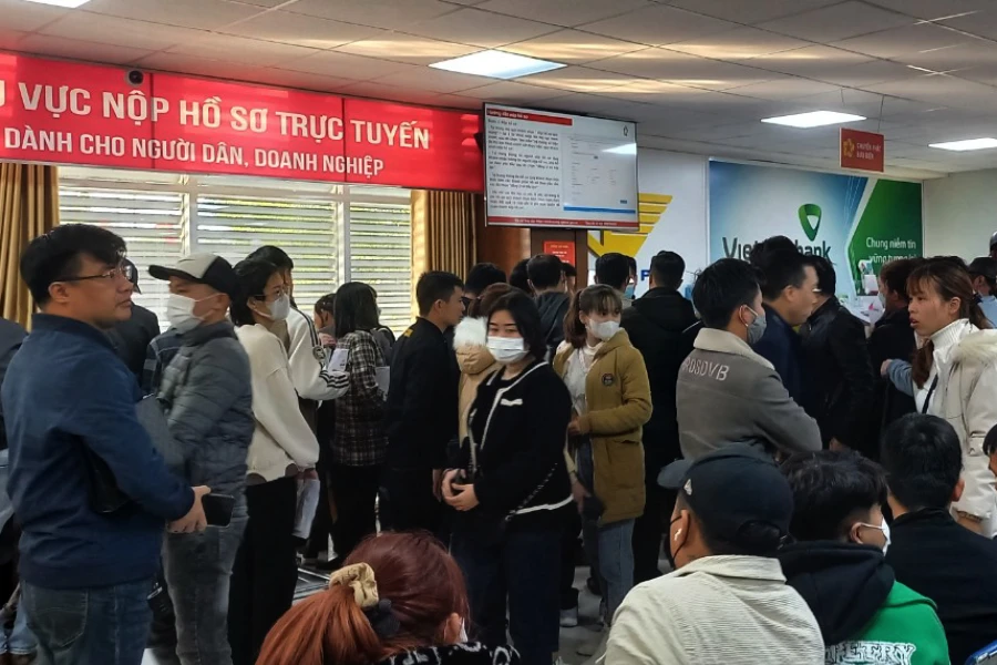 Cuối chiều 31-1, rất đông người dân đến Trung tâm phục vụ hành chính công tỉnh Nghệ An nộp hồ sơ.