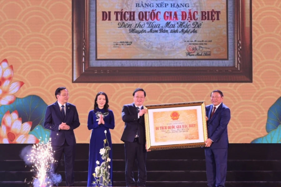 Bộ trưởng Bộ VH-TT&amp;DL Nguyễn Văn Hùng trao Bằng xếp hạng di tích Quốc gia đặc biệt Đền thờ Vua Mai Hắc Đế đến lãnh đạo tỉnh Nghệ An.