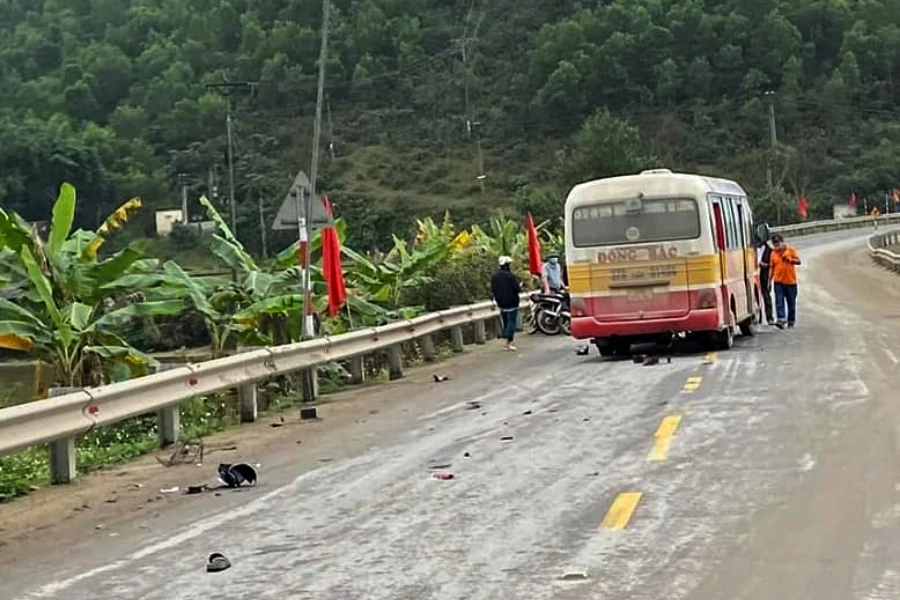 Hiện trường vụ tai nạn cho thấy xe buýt Đông Bắc 37B-014.94 chạy lấn làn sang trái đường.