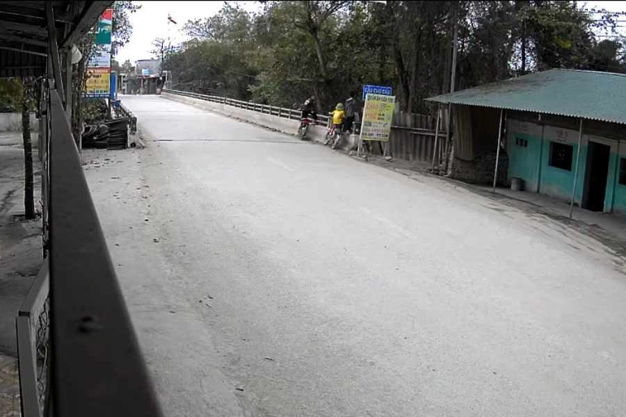 Camera của nhà dân gần cầu quay lại cho thấy có ba em học sinh THCS đi xe đạp điện đến dừng ở đầu cầu Chợ Cầu. Camera của nhà dân gần cầu quay lại cho thấy có ba em học sinh THCS đi xe đạp điện đến dừng ở đầu cầu Chợ Cầu.