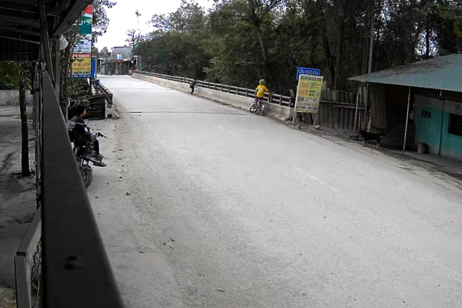 Camera ghi lại cho thấy một học sinh chạy đến giữa cầu để lại đôi dép và tờ giấy trên thành cầu rồi cùng hai học sinh khác chạy đi nơi khác. Camera ghi lại cho thấy một học sinh chạy đến giữa cầu để lại đôi dép và tờ giấy trên thành cầu rồi cùng hai học sinh khác chạy đi nơi khác.