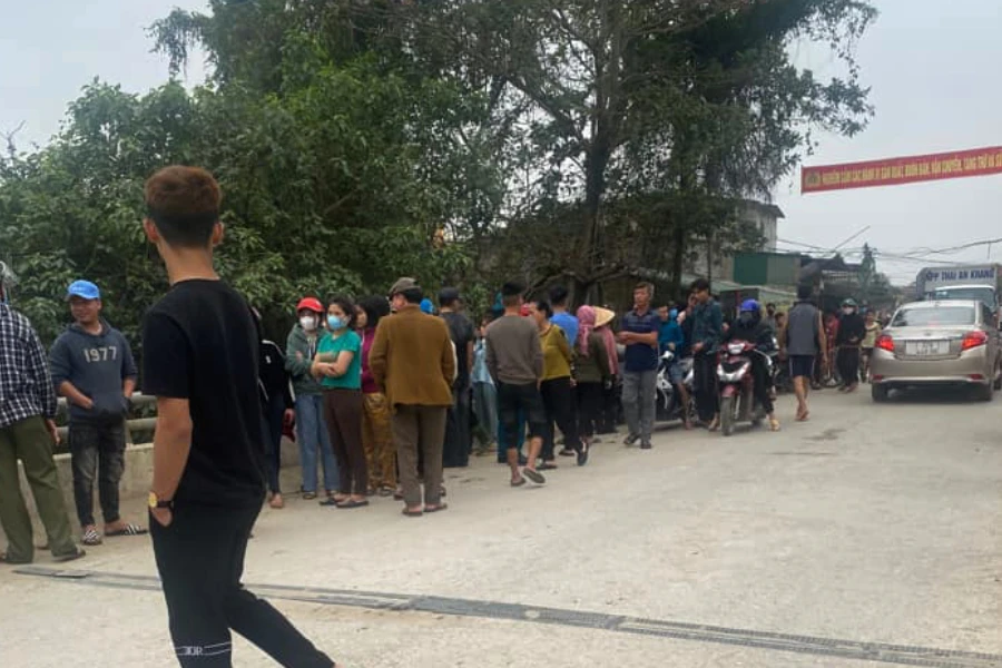 Người dân tập trung trên cầu Chợ Cầu lo lắng và tìm kiếm. Người dân tập trung trên cầu Chợ Cầu lo lắng và tìm kiếm.