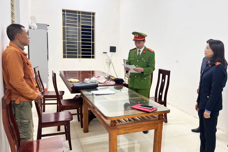 Kiểm sát viên kiểm sát việc công bố lệnh bắt bị can, lệnh khám xét đối với bị can Song. Ảnh: VKS.