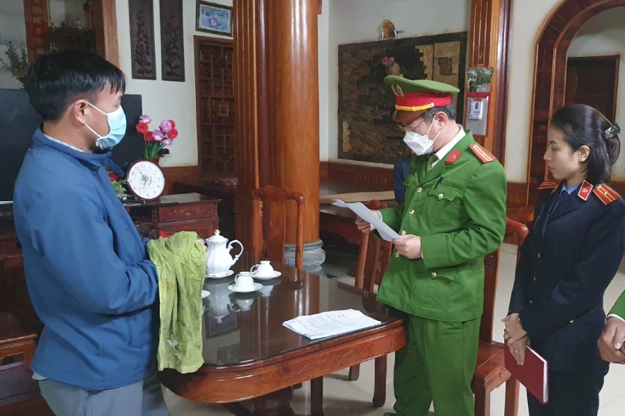 Cơ quan CSĐT tống đạt quyết định khởi tố, bắt tạm giam đối với Hồ Sỹ Bình. Ảnh: VKS.