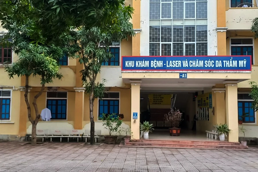 Nhà thuốc của Bệnh viện Da liễu Nghệ An đang phải đóng cửa vì người có bằng dược sĩ đã xin nghỉ việc.