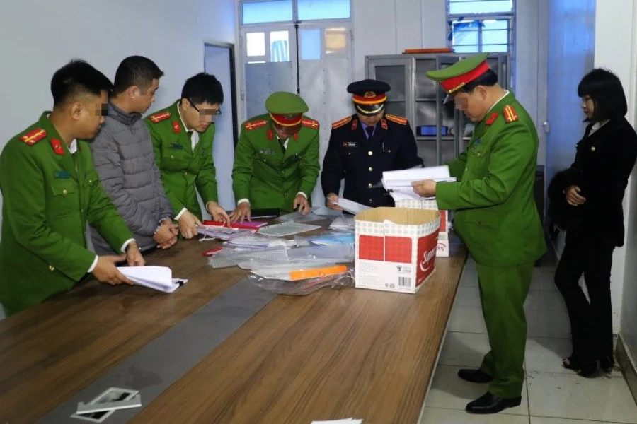 Cơ quan điều tra khám xét văn phòng của Giám đốc Công ty CP đầu tư xây dựng bất động sản Phoenix. Ảnh: CA.