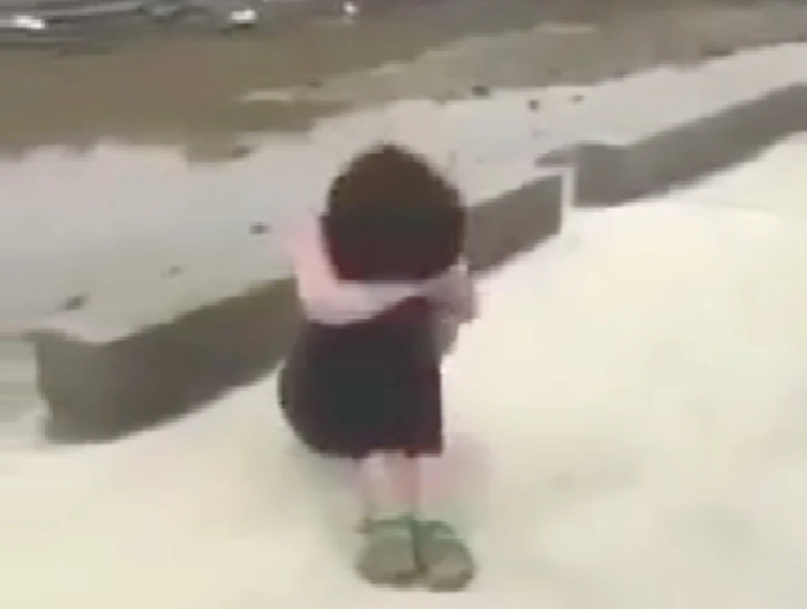 Nữ sinh lớp 7 bị lột áo làm nhục, đánh ngồi gục khóc. Ảnh cắt từ video clip. Nữ sinh lớp 7 bị lột áo làm nhục, đánh ngồi gục khóc. Ảnh cắt từ video clip.