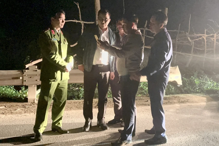 Thượng tá Nguyễn Hồng Phong- Giám đốc Công an tỉnh Hà Tĩnh (đứng giữa) trực tiếp chỉ đạo lực lượng phá án. Ảnh: CA.