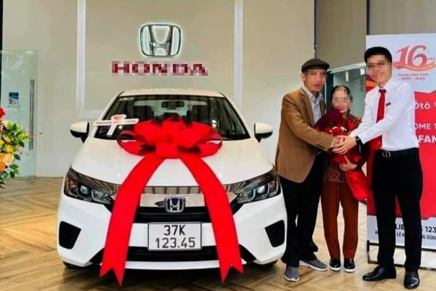 Nhiều người chúc mừng vợ chồng chủ chiếc xe mang BKS đẹp 37A-123.45. Nhiều người chúc mừng vợ chồng chủ chiếc xe mang BKS đẹp 37A-123.45.