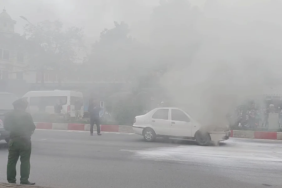 Hiện vụ cháy xe hơi trên đường Trần Phú, TP Vinh, Nghệ An.