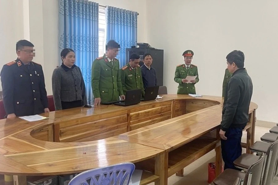 Cơ quan điều tra tống đạt quyết định khởi tố, lệnh bắt bị can để tạm giam đối với Hà Thắm Cảnh. Ảnh: CA