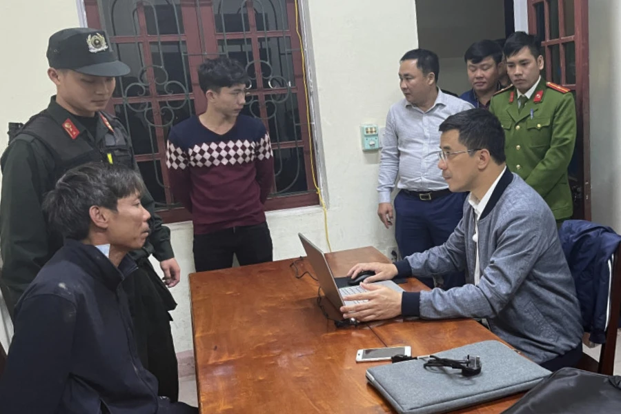 Thượng tá Nguyễn Hồng Phong- Giám đốc Công an tỉnh Hà Tĩnh lấy lời khai nghi can Long. Ảnh: CA. Thượng tá Nguyễn Hồng Phong- Giám đốc Công an tỉnh Hà Tĩnh lấy lời khai nghi can Long. Ảnh: CA.