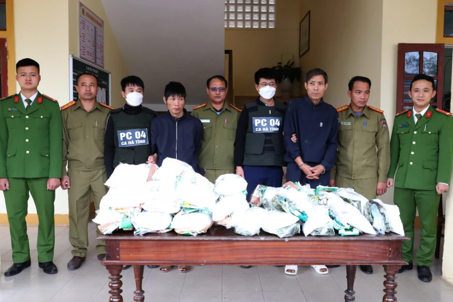 Trình và Long bị bắt giữ. Ảnh: CA. Trình và Long bị bắt giữ. Ảnh: CA.