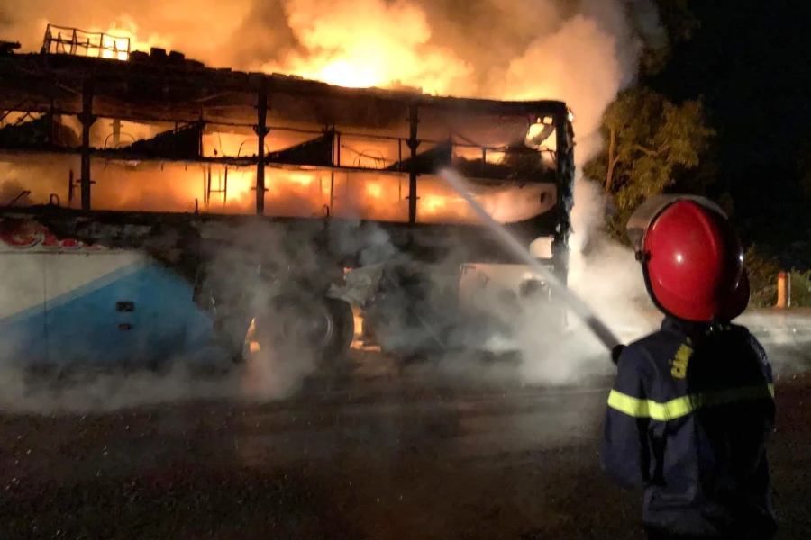 Cảnh sát PCCC và Cứu nạn cứu hộ Nghệ An phun nước dập lửa. Ảnh: ĐL