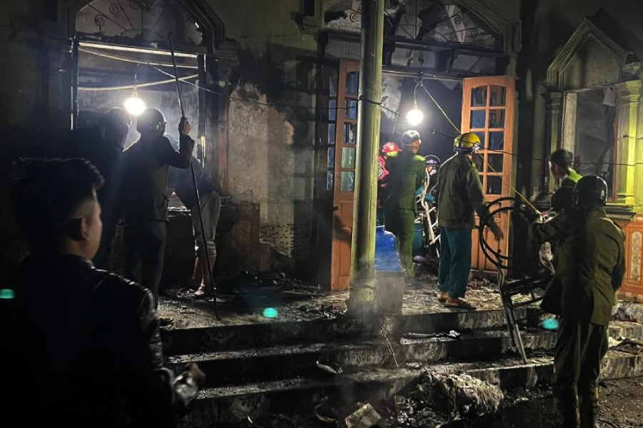 Công an và chính quyền địa phương giúp gia đình ông Sơn thu dọn sau khi xảy ra vụ cháy. Ảnh: CTV.