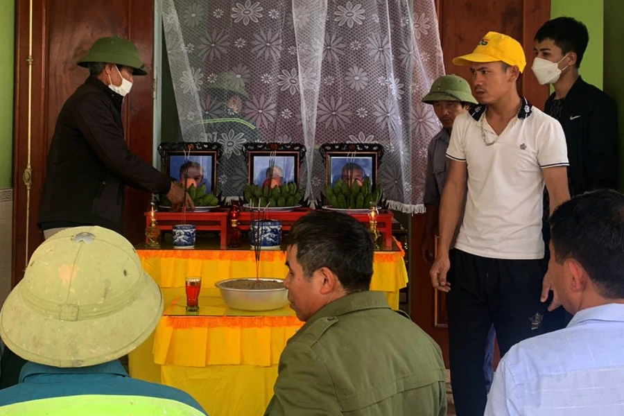 Người dân đến thăm viếng, chia buồn cùng gia đình nạn nhân.