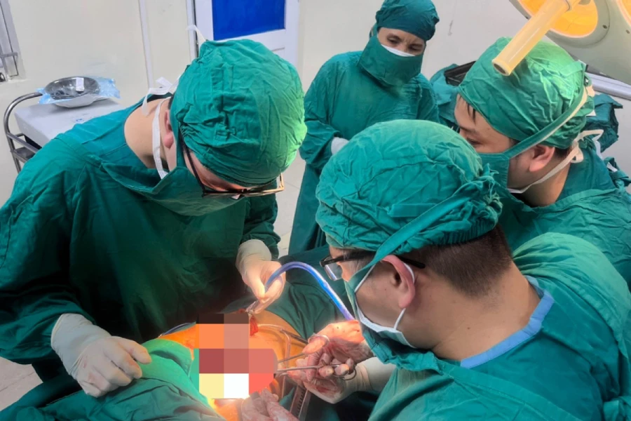 Các BS của BV Đa khoa tỉnh Hà Tĩnh phẫu thuật cho bệnh nhân.