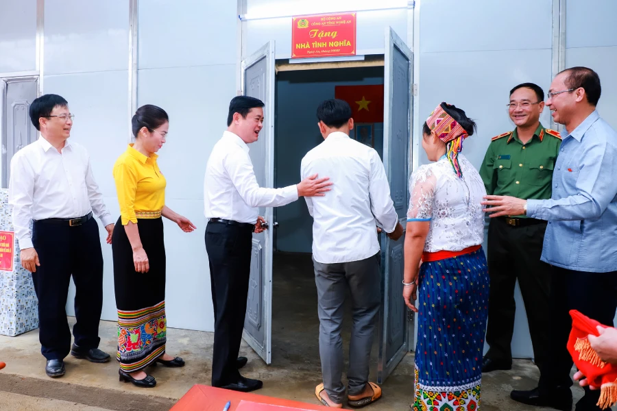 Người dân ở xã Chiêu Lưu vui mừng đón nhận ngôi nhà mới khang trang.