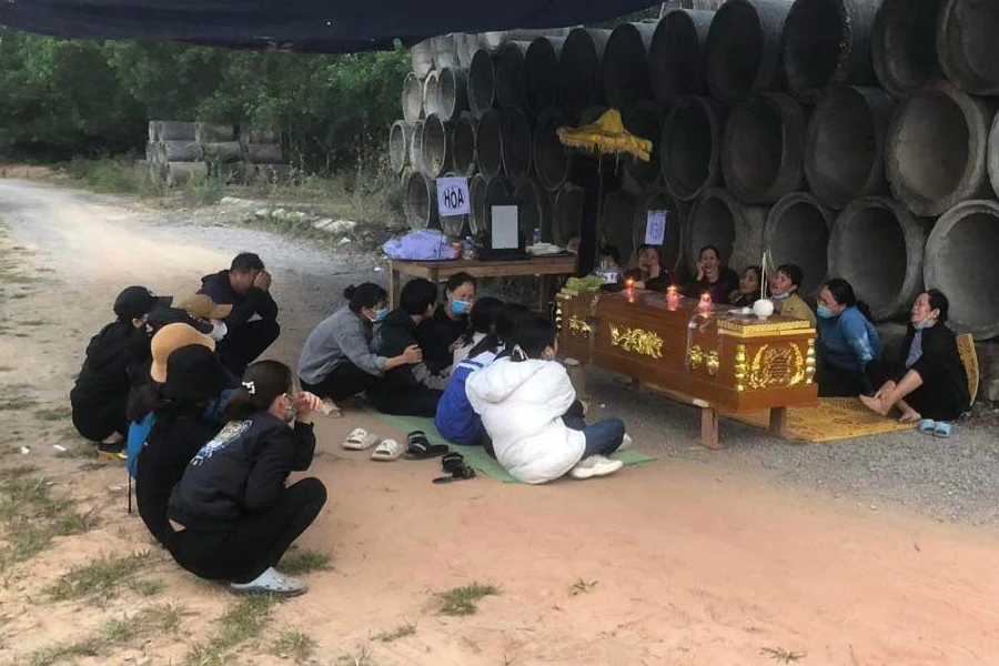 Các con và người thân, người dân khóc bên quan tài thi thể chị Thủy.