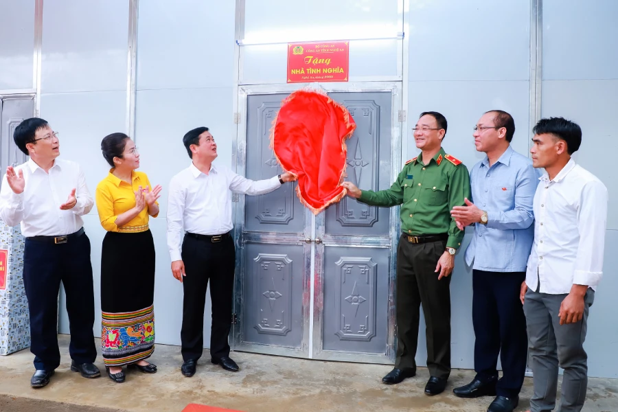 Ông Thái Thanh Quý- Bí thư Tỉnh ủy Nghệ An, bà Võ Thị Minh Sinh- Chủ tịch Ủy ban MTTQ Việt Nam tỉnh Nghệ An, Thiếu tướng Phạm Thế Tùng- Giám đốc Công an tỉnh Nghệ An, ông Bùi Đình Long- Phó Chủ tịch UBND tỉnh Nghệ An bàn giao nhà cho các hộ dân.