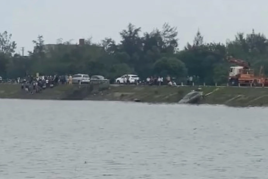 Chiếc xe hơi mang BKS 36A-014.xx được trục vớt dưới lòng sông Vách Nam lên bờ. Chiếc xe hơi mang BKS 36A-014.xx được trục vớt dưới lòng sông Vách Nam lên bờ.