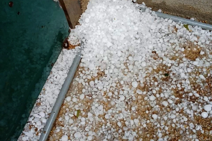 Mưa đá trút xuống nhà dân ở miền núi Nghệ An.