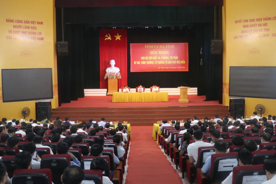 Ông Hoàng Trung Dũng- Ủy viên Trung ương Đảng-Bí thư Tỉnh ủy Hà Tĩnh, ông Trần Thế Dũng- Phó Bí thư Thường trực Tỉnh ủy Hà Tĩnh và Chủ tịch UBND tỉnh Hà Tĩnh Võ Trọng Hải chủ trì hội nghị.