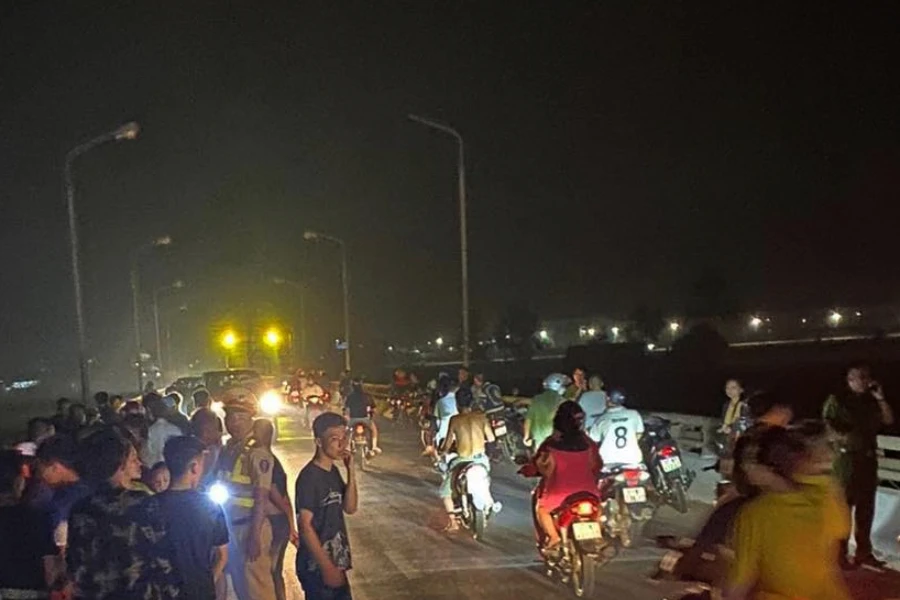 Nhiều người dân ra cầu dõi theo công tác tìm kiếm cứu nạn.