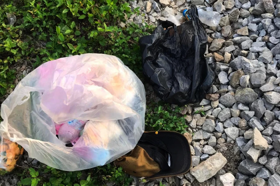 Ve chai và mũ của nạn nhân. Ảnh: PV