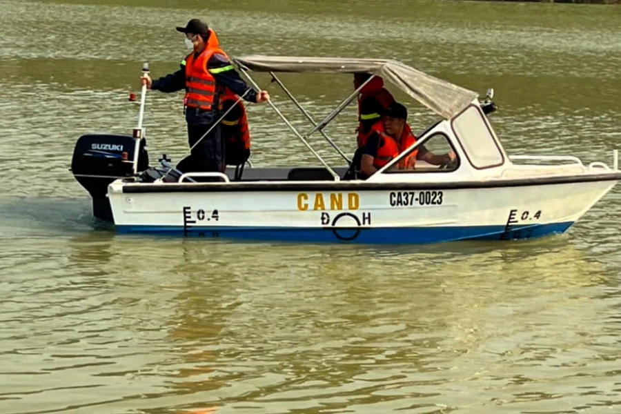 Cảnh sát cứu nạn cứu hộ, Công an Nghệ An triển khai công tác tìm kiếm chị N trên sông Hiếu.