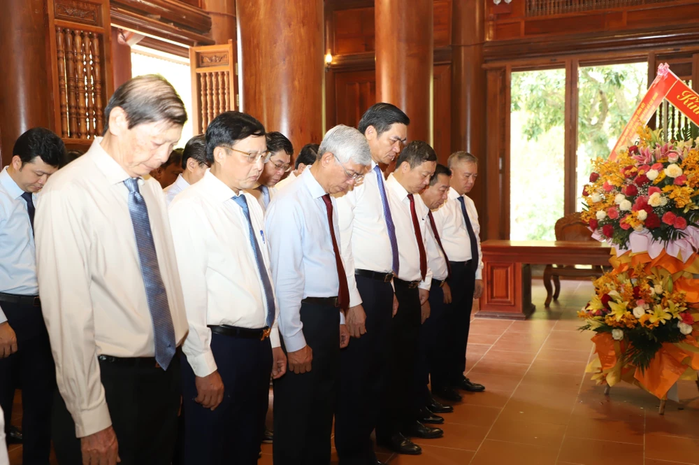 Đoàn đại biểu tưởng niệm Chủ tịch Hồ Chí Minh.Ảnh: PV