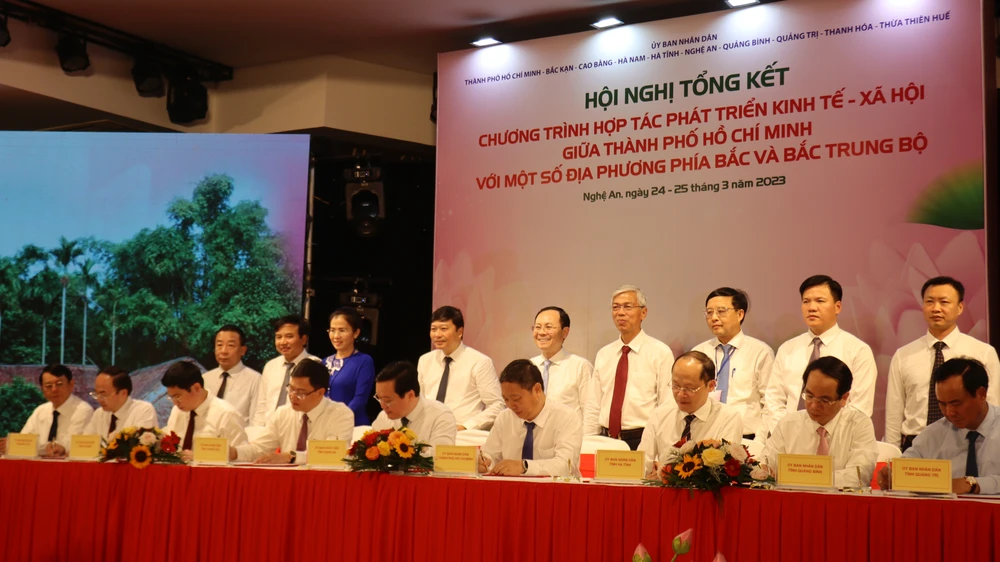 Lãnh đạo UBND TP.HCM và 9 tỉnh ký kết chương trình hợp tác kinh tế, xã hội giai đoạn 2023-2025.